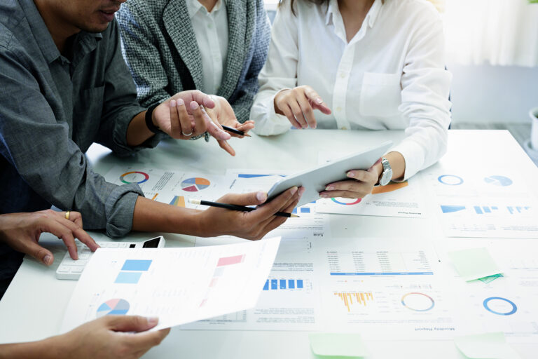 Planning to reduce investment risks, the image of a group of businesspeople working with partners is adjusting marketing strategies to analyze profitable and targeted customer needs at meetings.