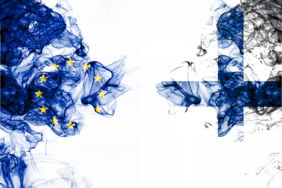 Suomen ja EU:n liput kuvailtuna abstraktisti savuna ilmassa